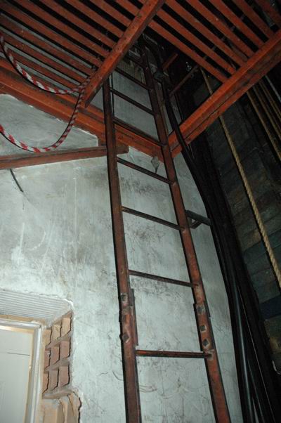 Ladder from String chamber platform up to the Main chamber.